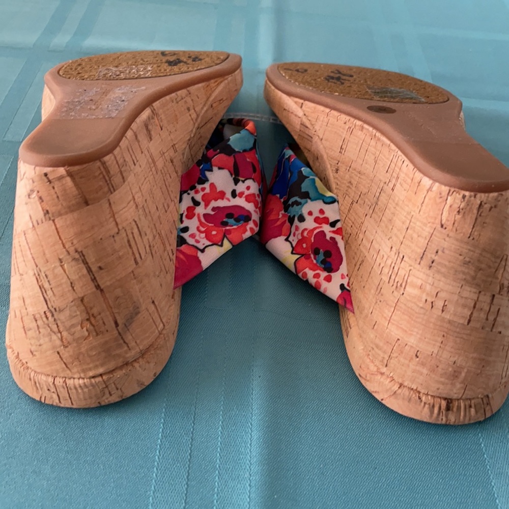 NWT Alex Marie cork wedges etching fabric top - Picture 4 of 6